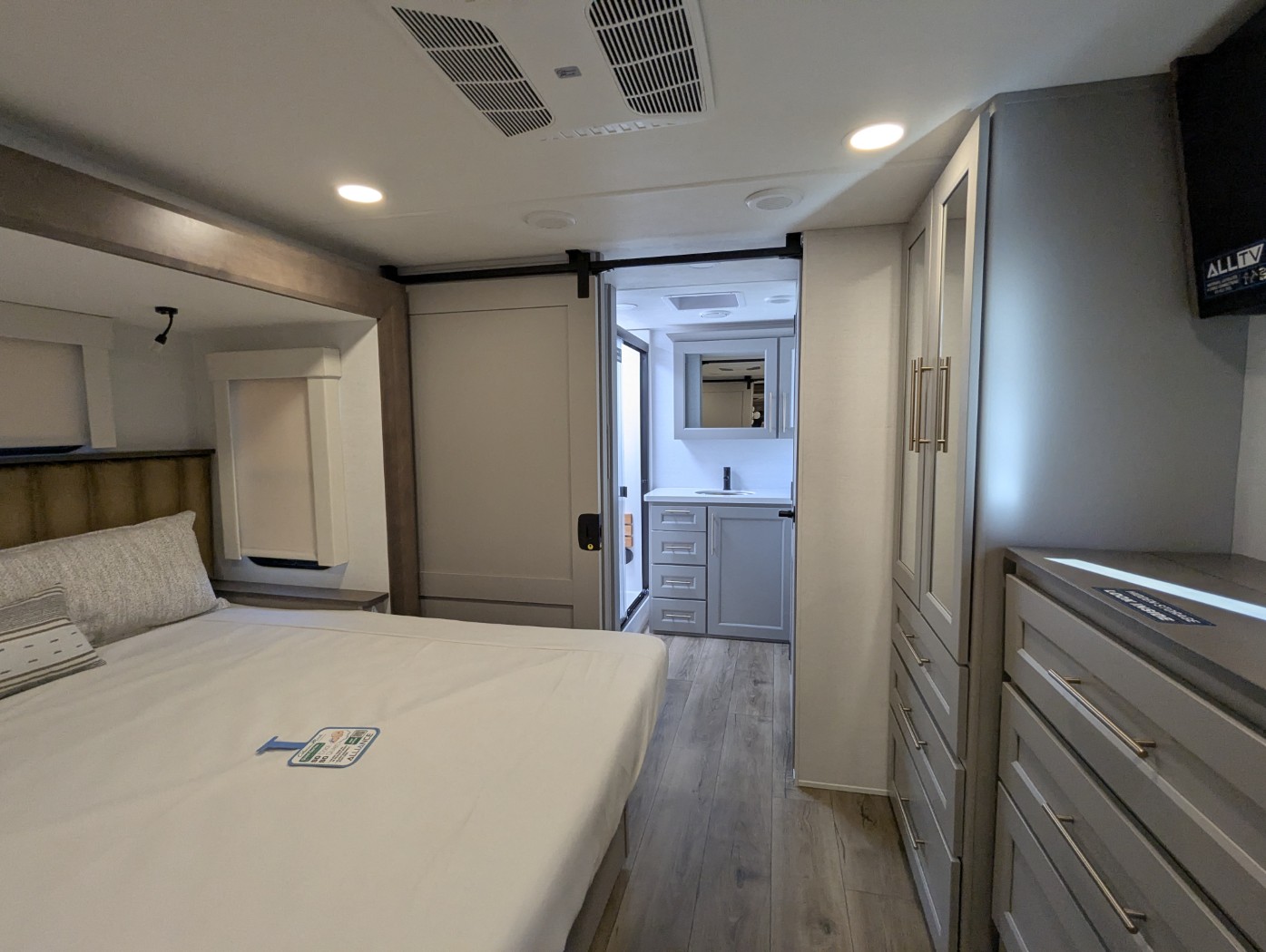 2026 Alliance RV Paradigm 385FL - Image 22