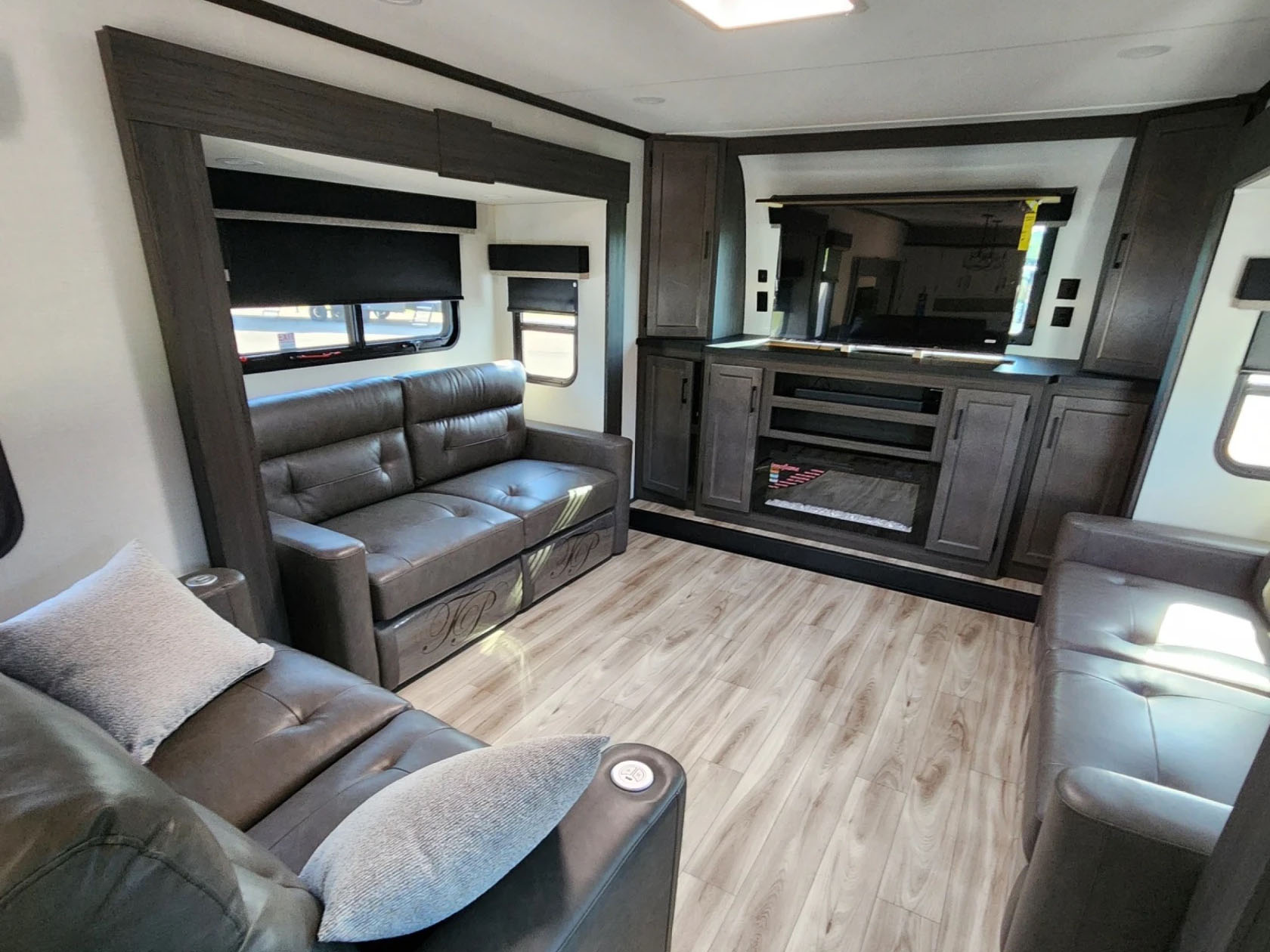 2026 VENTURE RV SPORTTREK 365VFL - Image 16