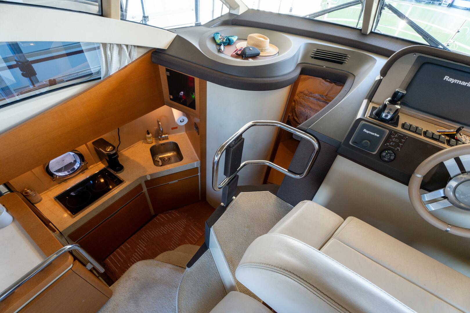 2013 Azimut 40 Flybridge - Image 15