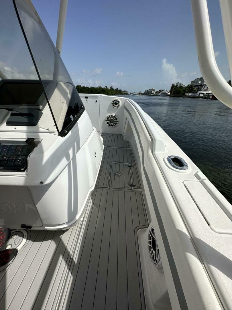 2003 Intrepid 32 - Image 29