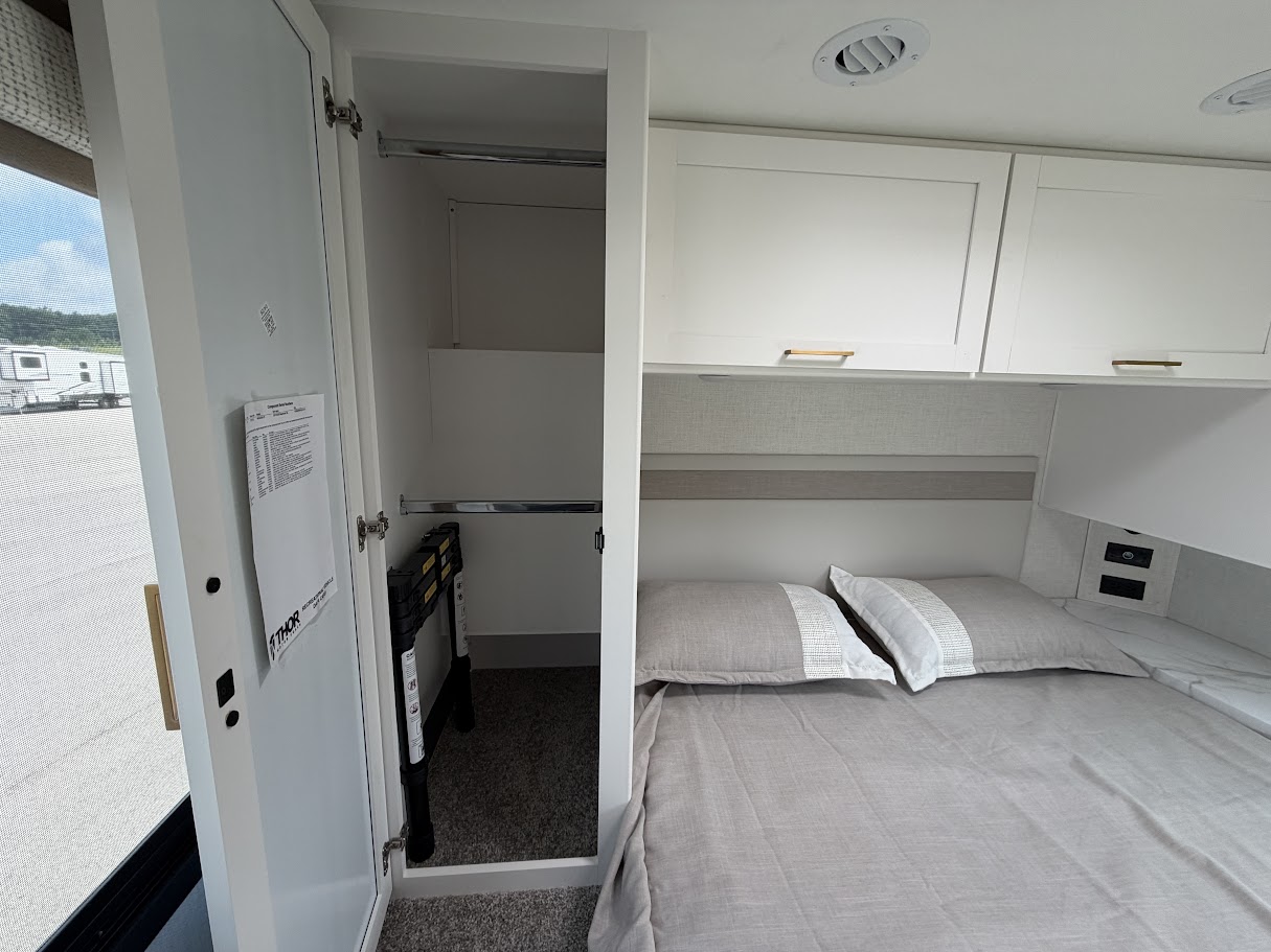 2027 THOR MOTOR COACH MAGNITUDE GA28 - Image 49