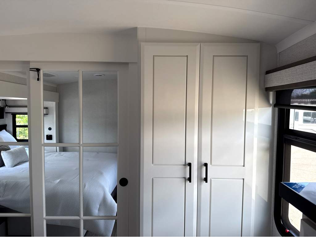 2027 JAYCO PINNACLE 32RLTS - Image 22
