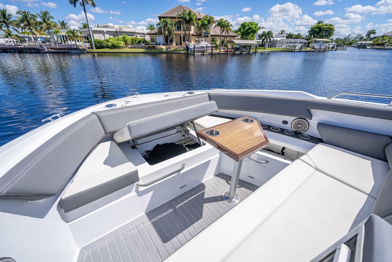 2022 Cruisers Yachts GLS OB - Image 8