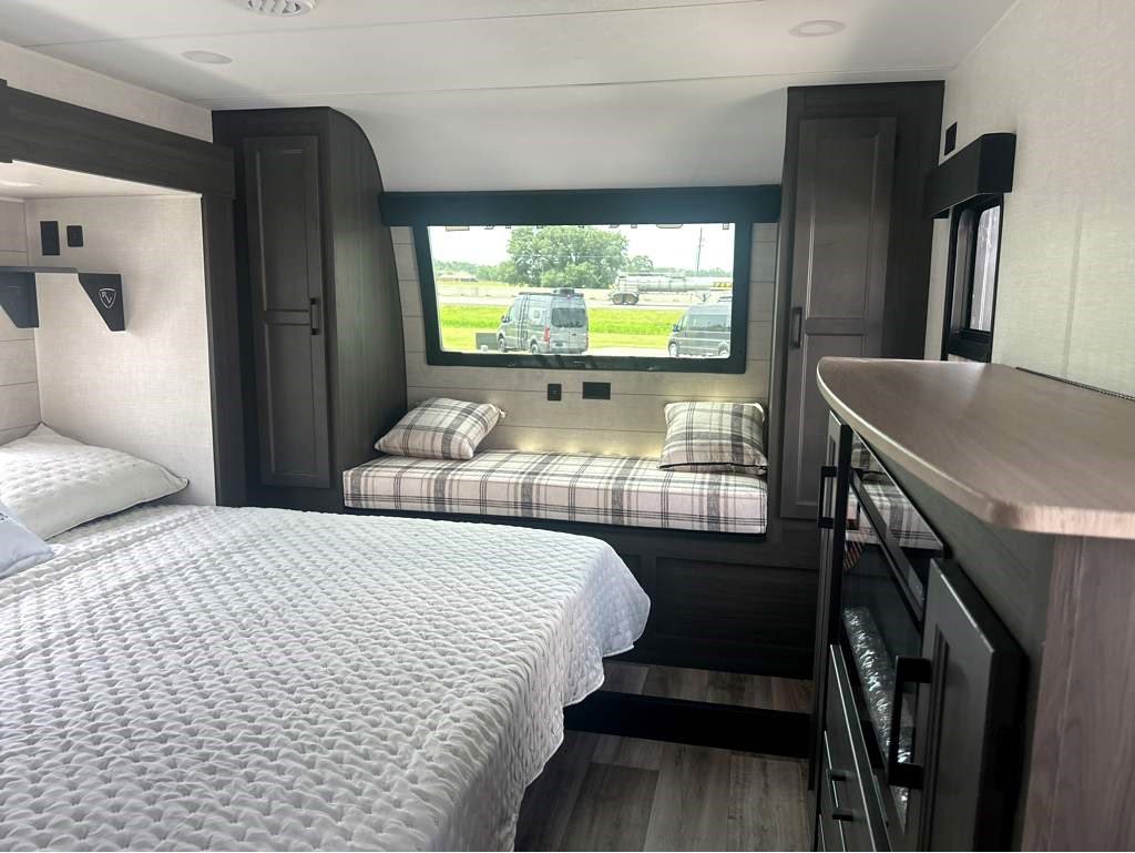 2026 VENTURE RV SPORTTREK 353VRK - Image 17