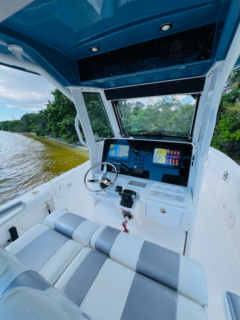 2012 Everglades 295 Center Console - Image 27