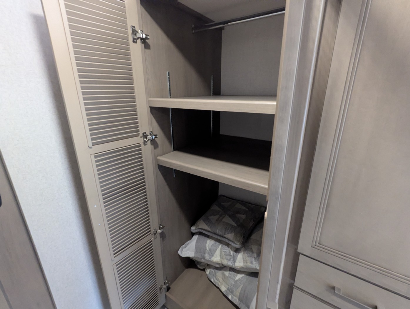 2027 Thor Motor Coach Omni Z30 - Image 25