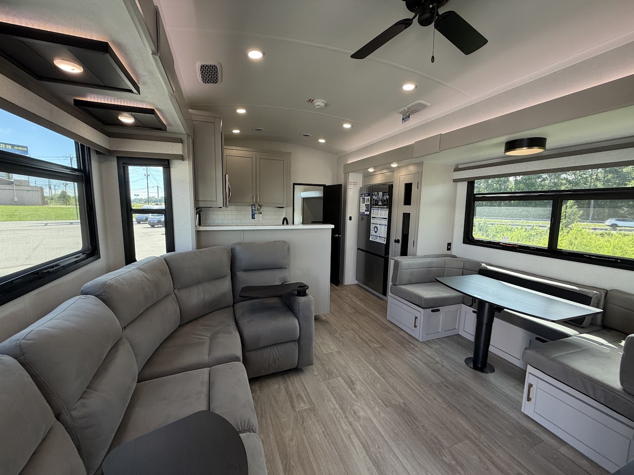 2027 JAYCO NORTH POINT 391TBBH - Image 10