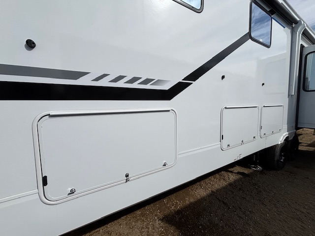 2026 CHEROKEE ARCTIC WOLF 3950 SUITE - Image 5