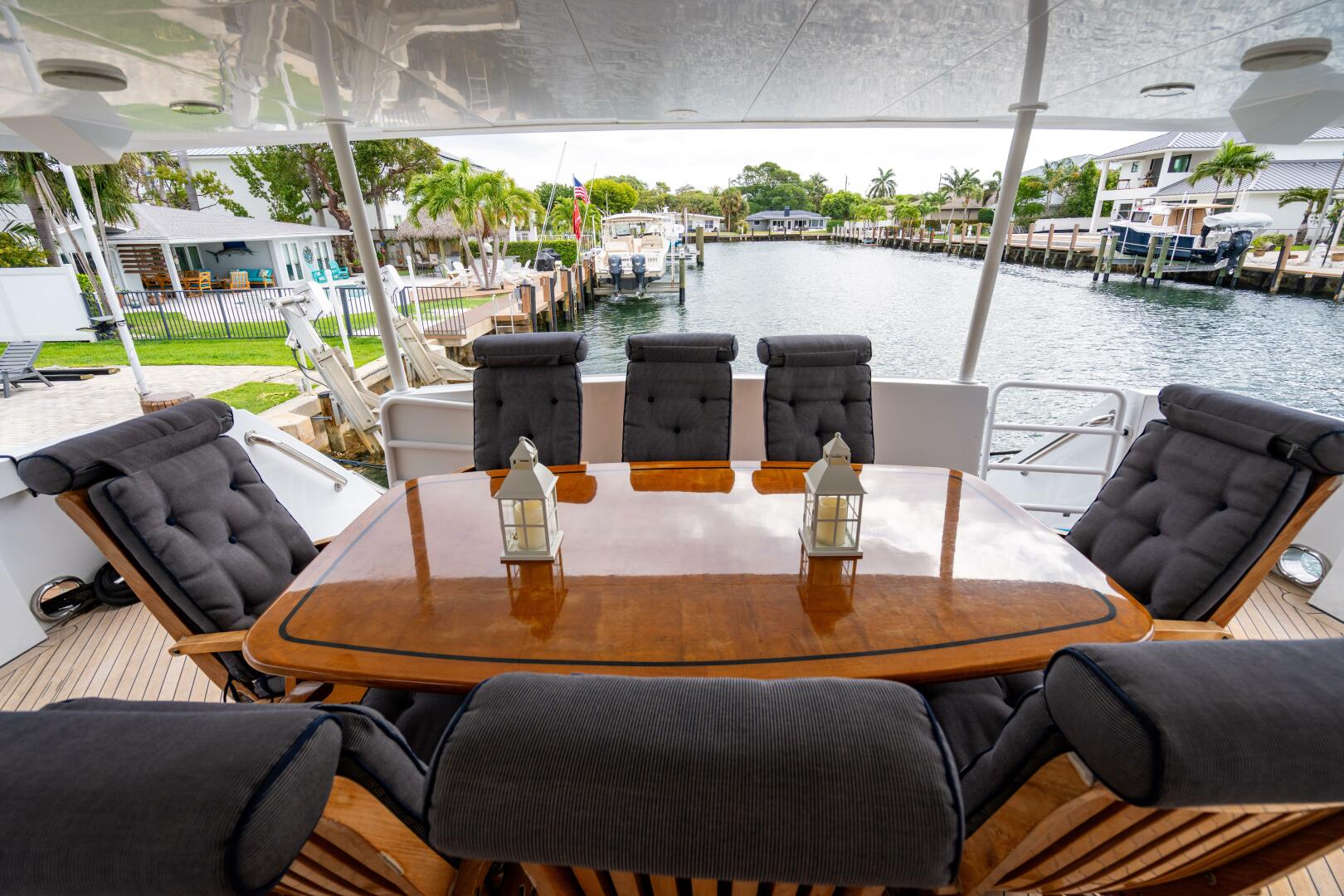 2001 Hatteras 100 Motor Yacht - Image 8