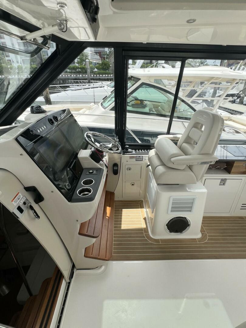 2021 Boston Whaler 405 Conquest - Image 29