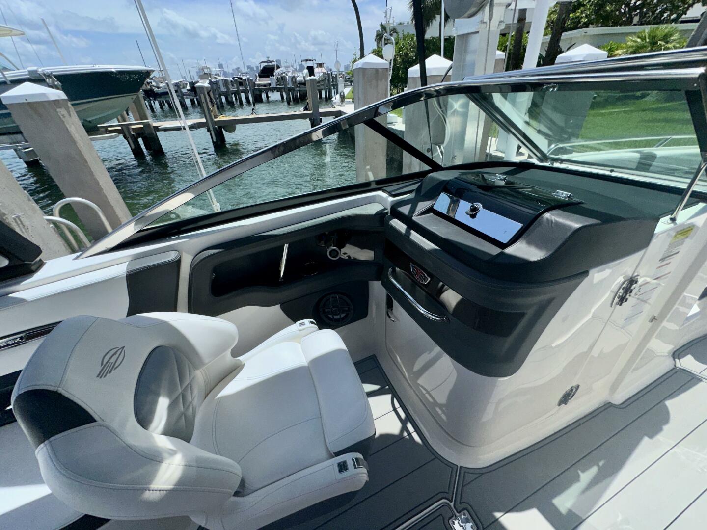2022 Chaparral 267 SSX OB - Image 10