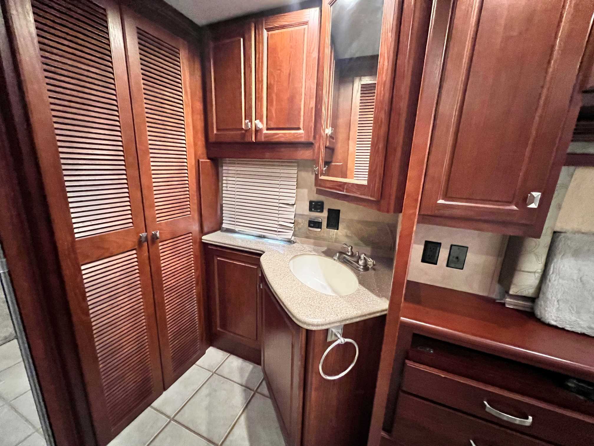 2010 Carriage Carri-Lite 37MSTR - Image 26