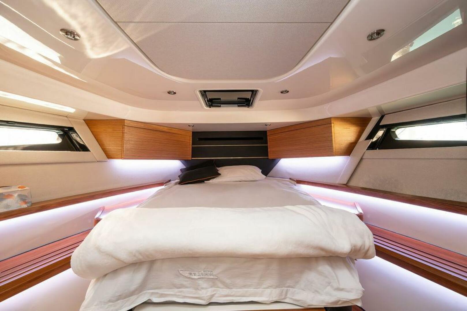 2023 Boston Whaler 405 Conquest - Image 37