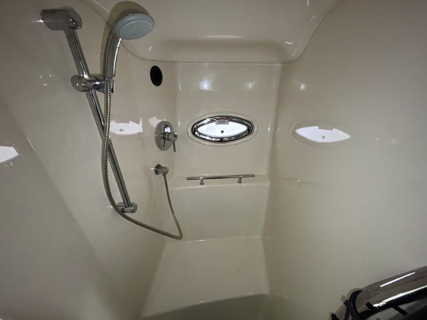 2010 Sea Ray 390 Sundancer - Image 17