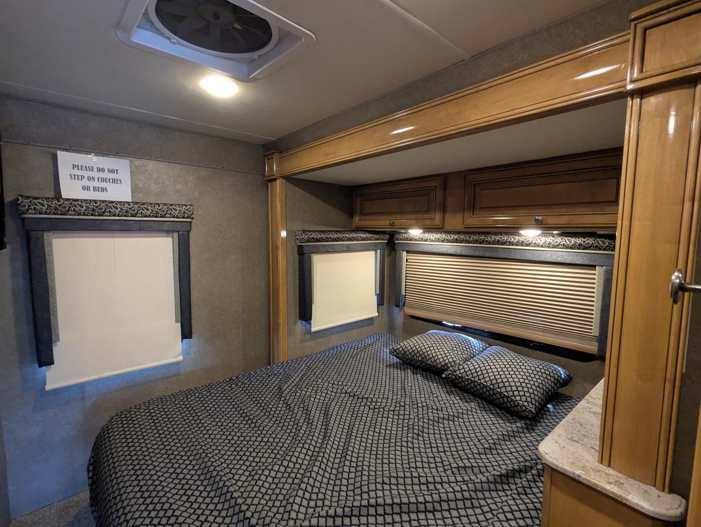 2018 Thor Motor Coach Synergy SD24 - Image 19