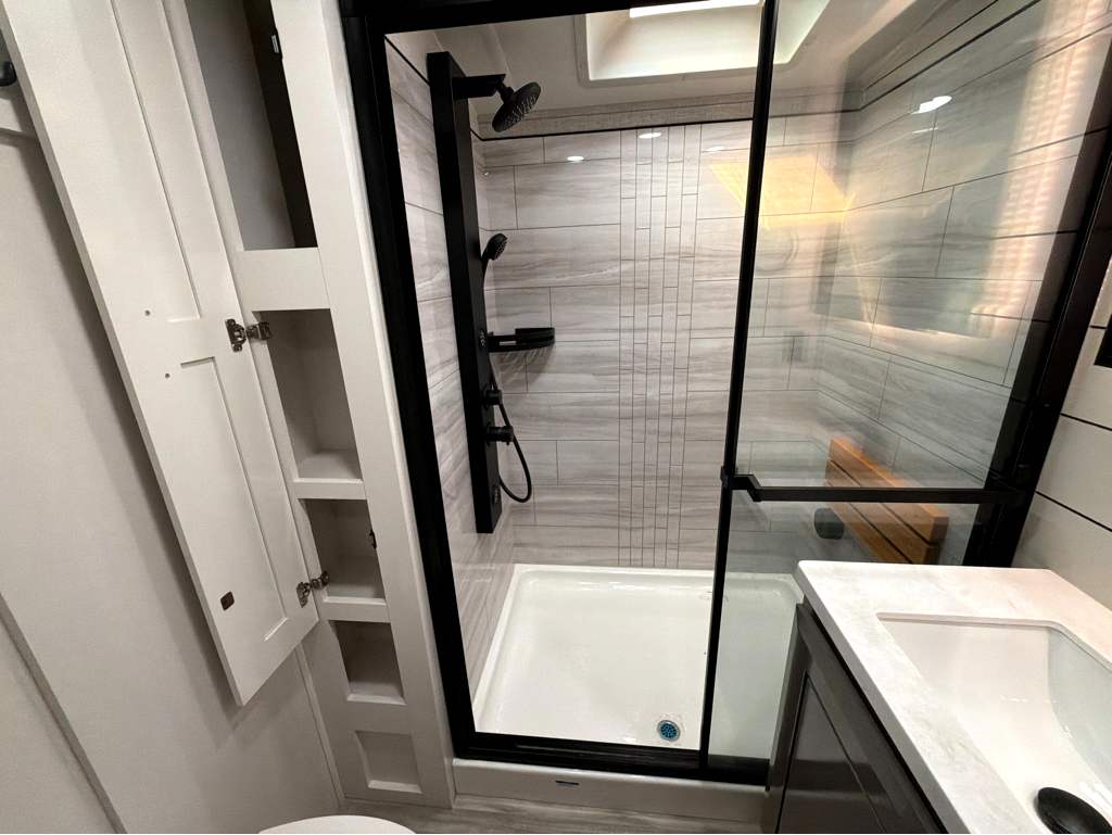 2025 JAYCO PINNACLE 32RLTS - Image 24