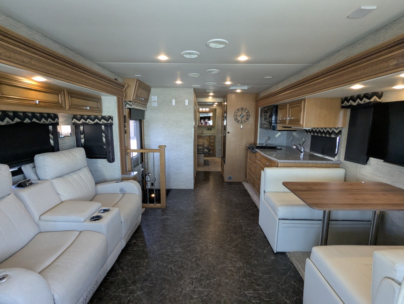 2016 Newmar Bay Star 3403 - Image 16