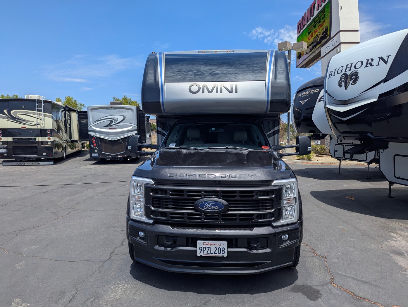 2024 Thor Motor Coach Omni XG32 - Image 2