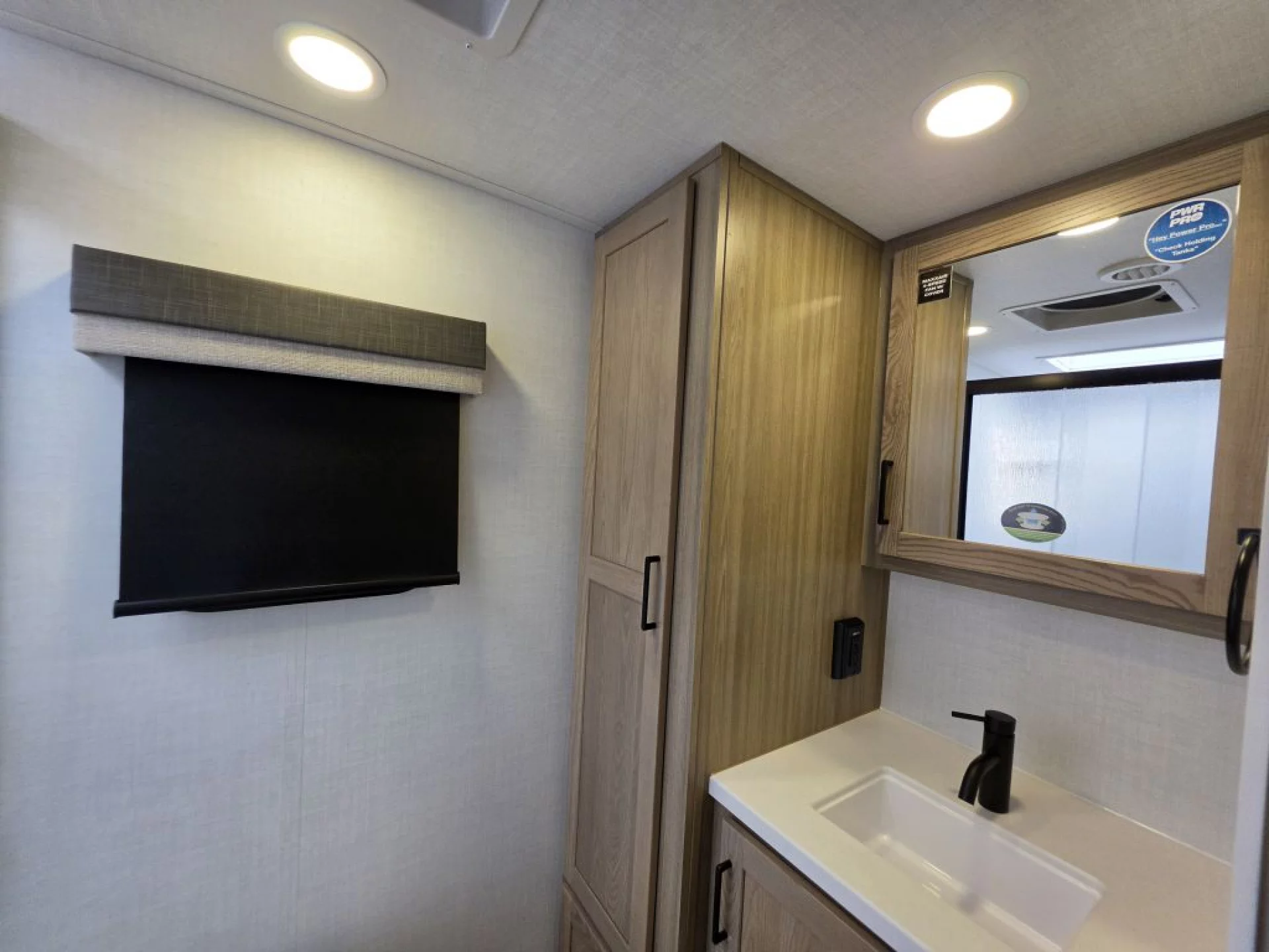2027 FOREST RIVER ROCKWOOD MINI LITE 2213S - Image 13