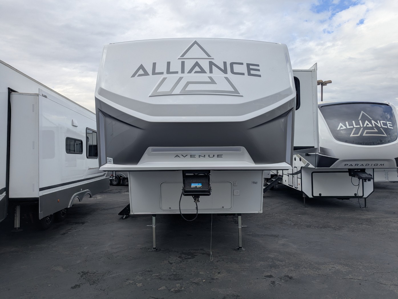 2027 Alliance RV Avenue 32RLS - Image 2