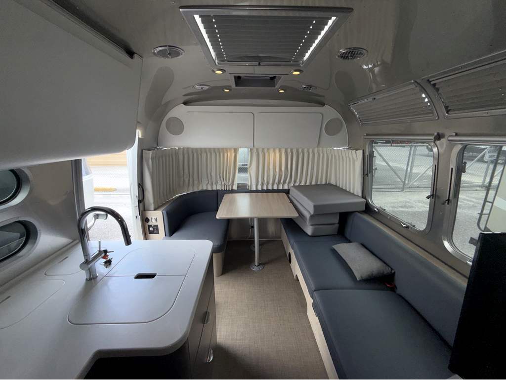 2024 AIRSTREAM GLOBETROTTER 27FB TWIN - Image 13