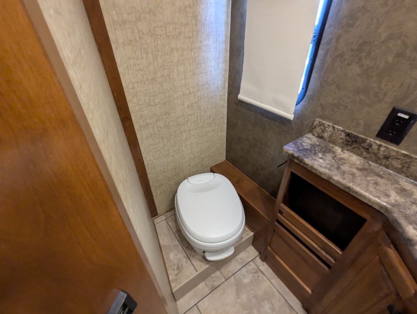 2014 Tiffin Allegro 36 LA - Image 26
