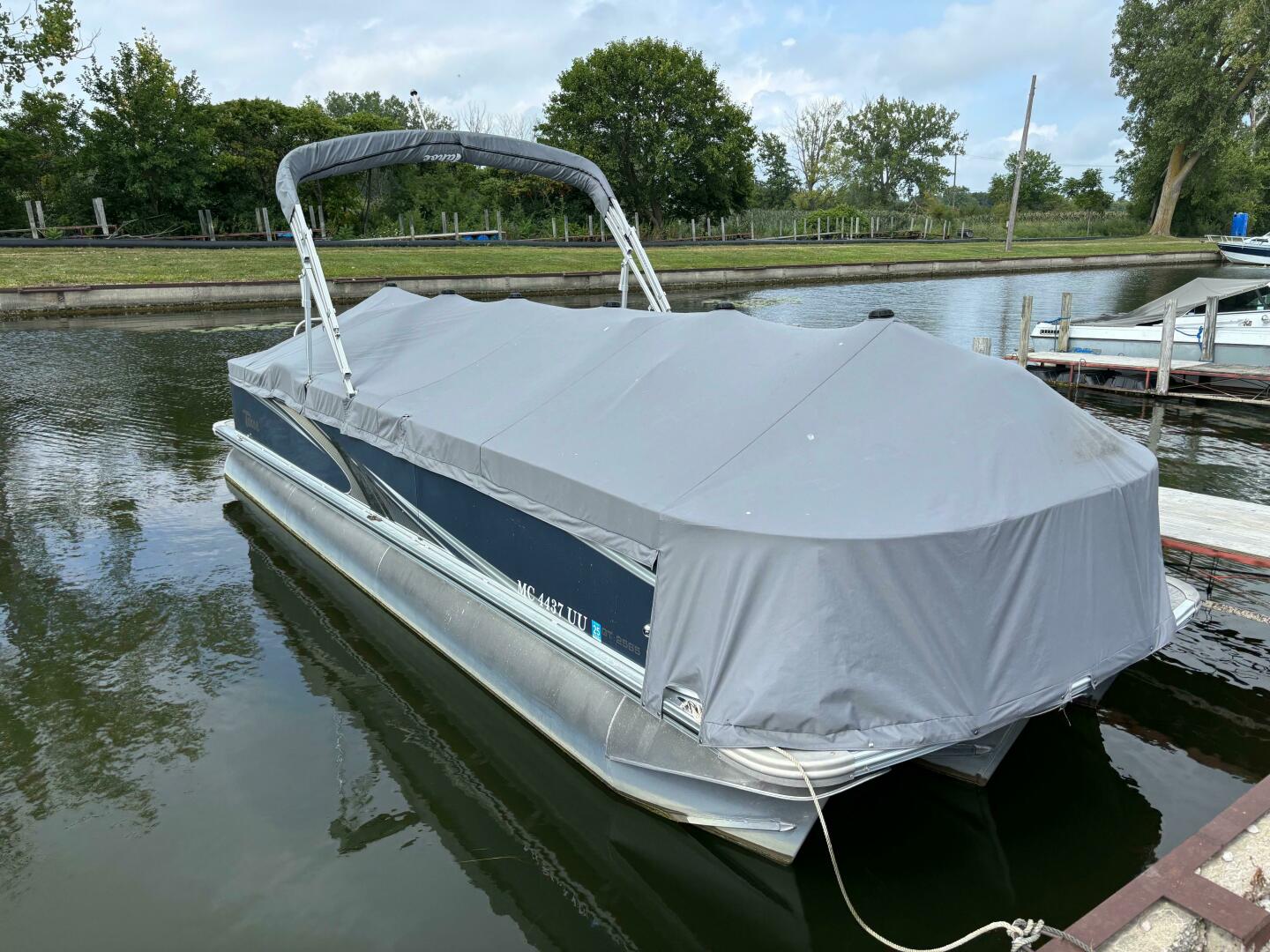 2022 Tahoe GT2585 Center Console Fishing Tritoon Base - Image 5