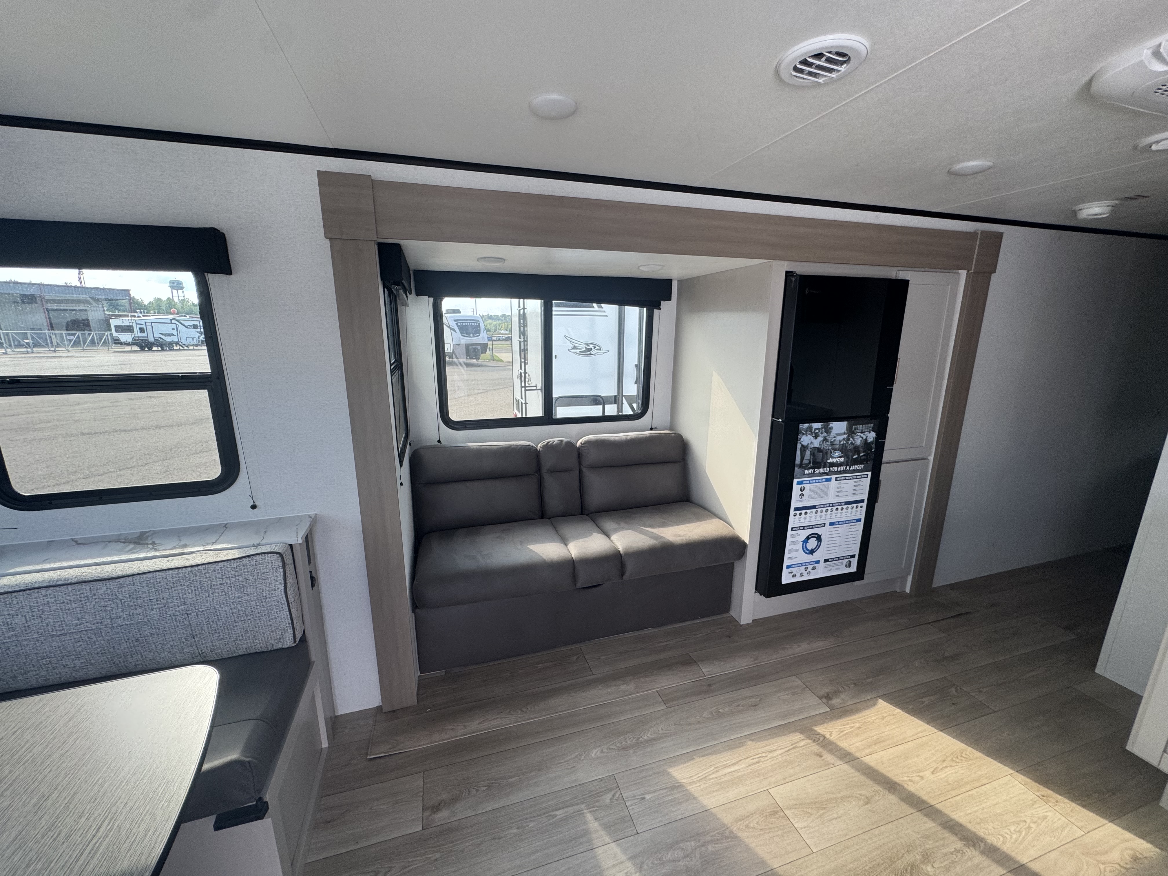 2027 JAYCO JAY FEATHER 25RLSL - Image 10