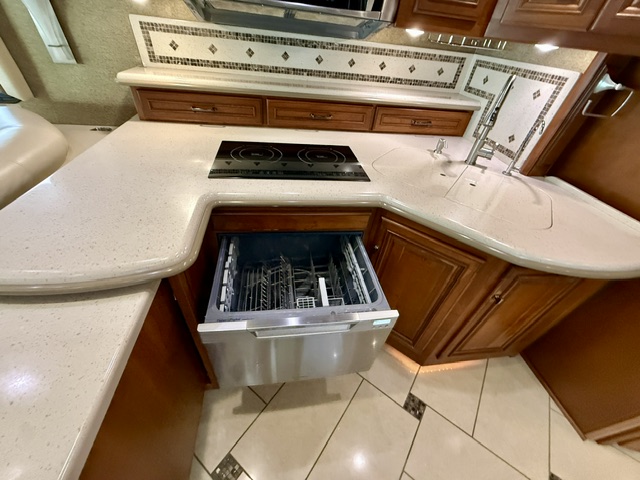 2013 WINNEBAGO TOUR 42QD - Image 13