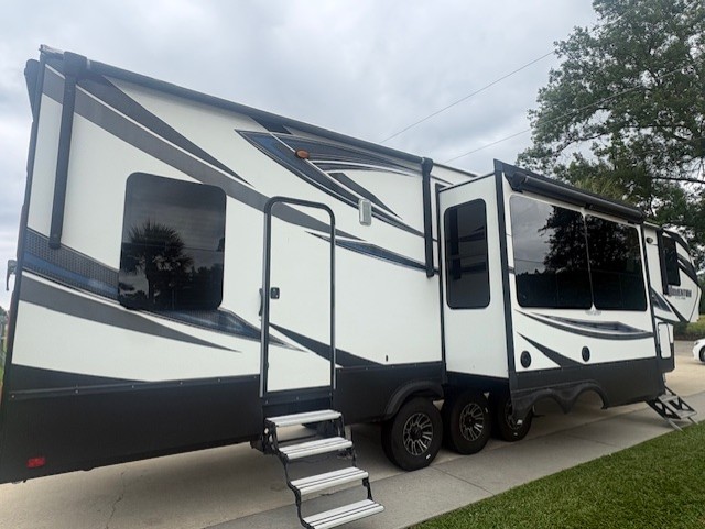 2018 GRAND DESIGN MOMENTUM 394M - Image 3