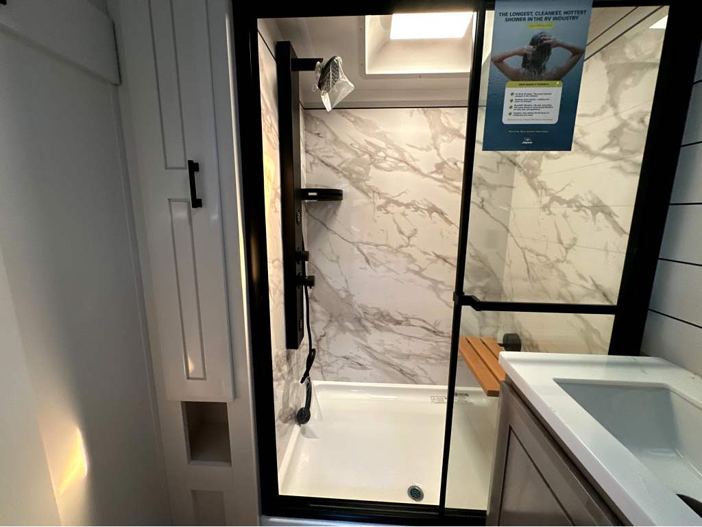 2027 JAYCO PINNACLE 32RLTS - Image 18