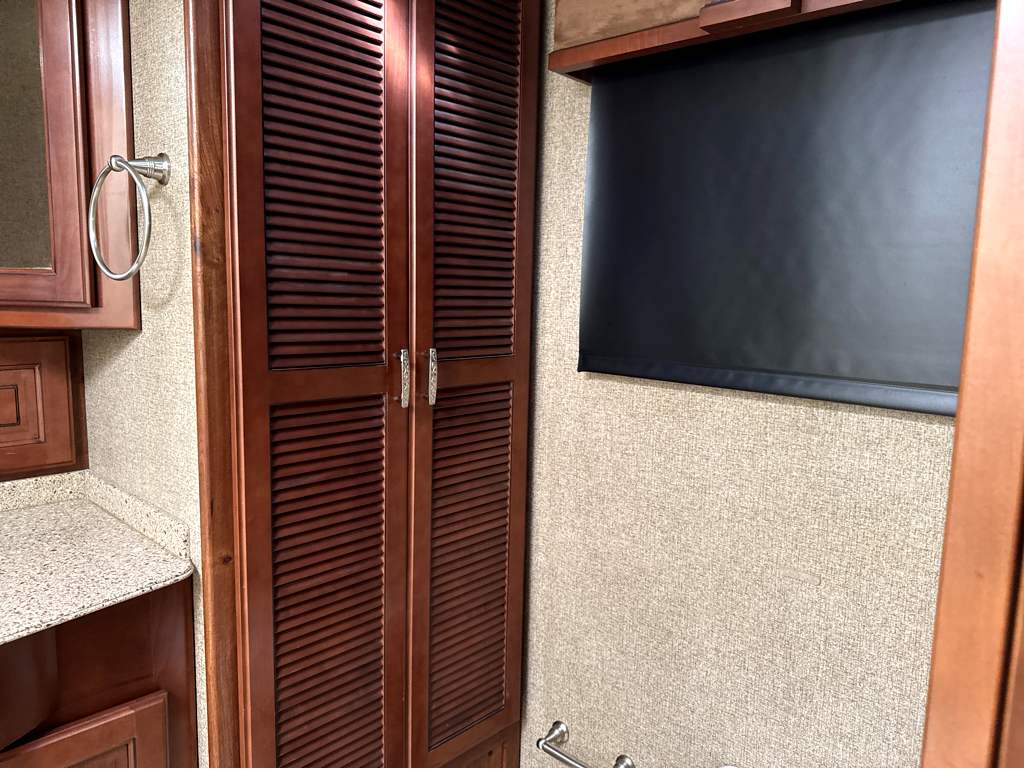 2014 Fleetwood DISCOVERY 40E - Image 31