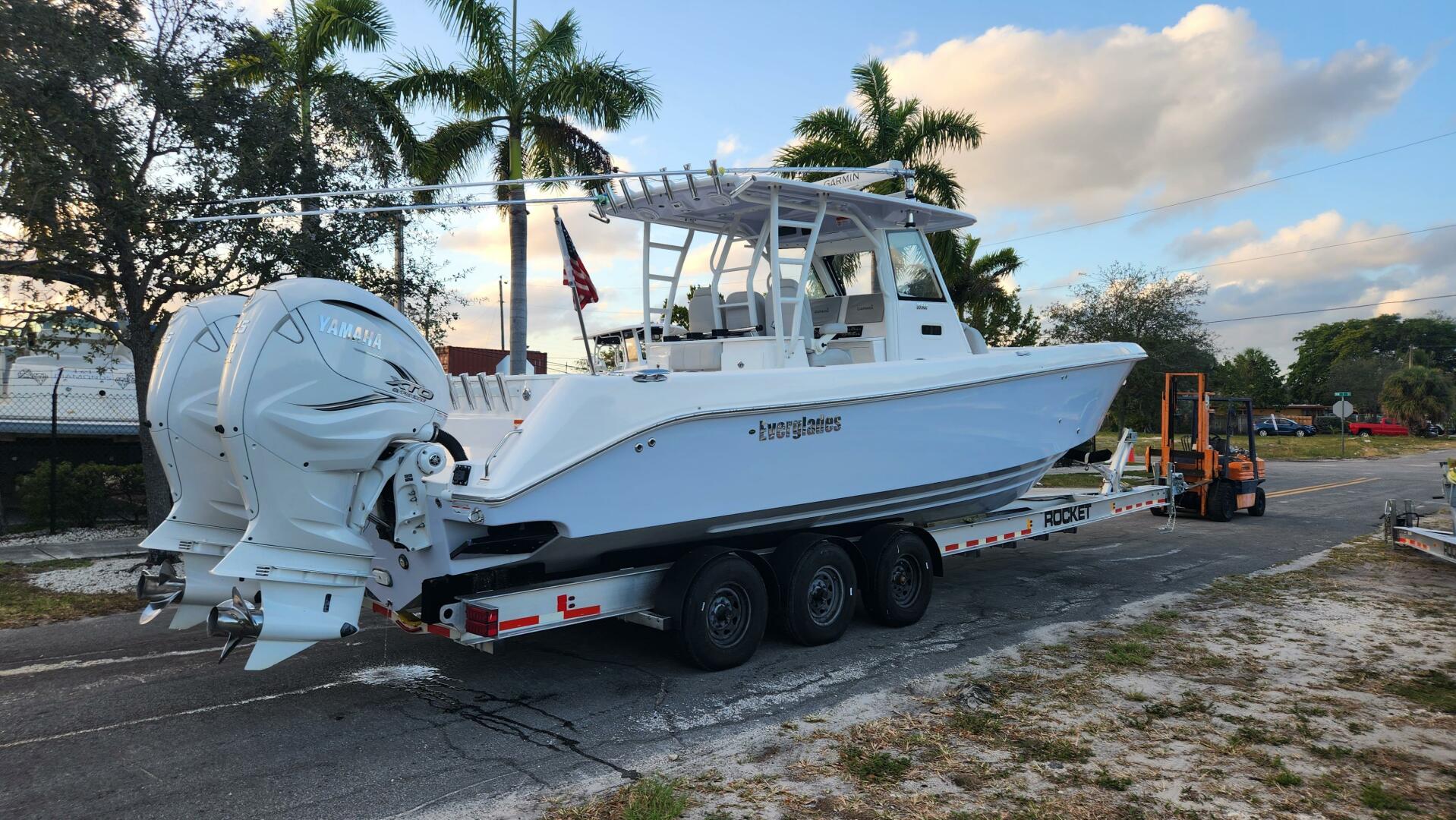 2019 Everglades 355 CC - Image 7