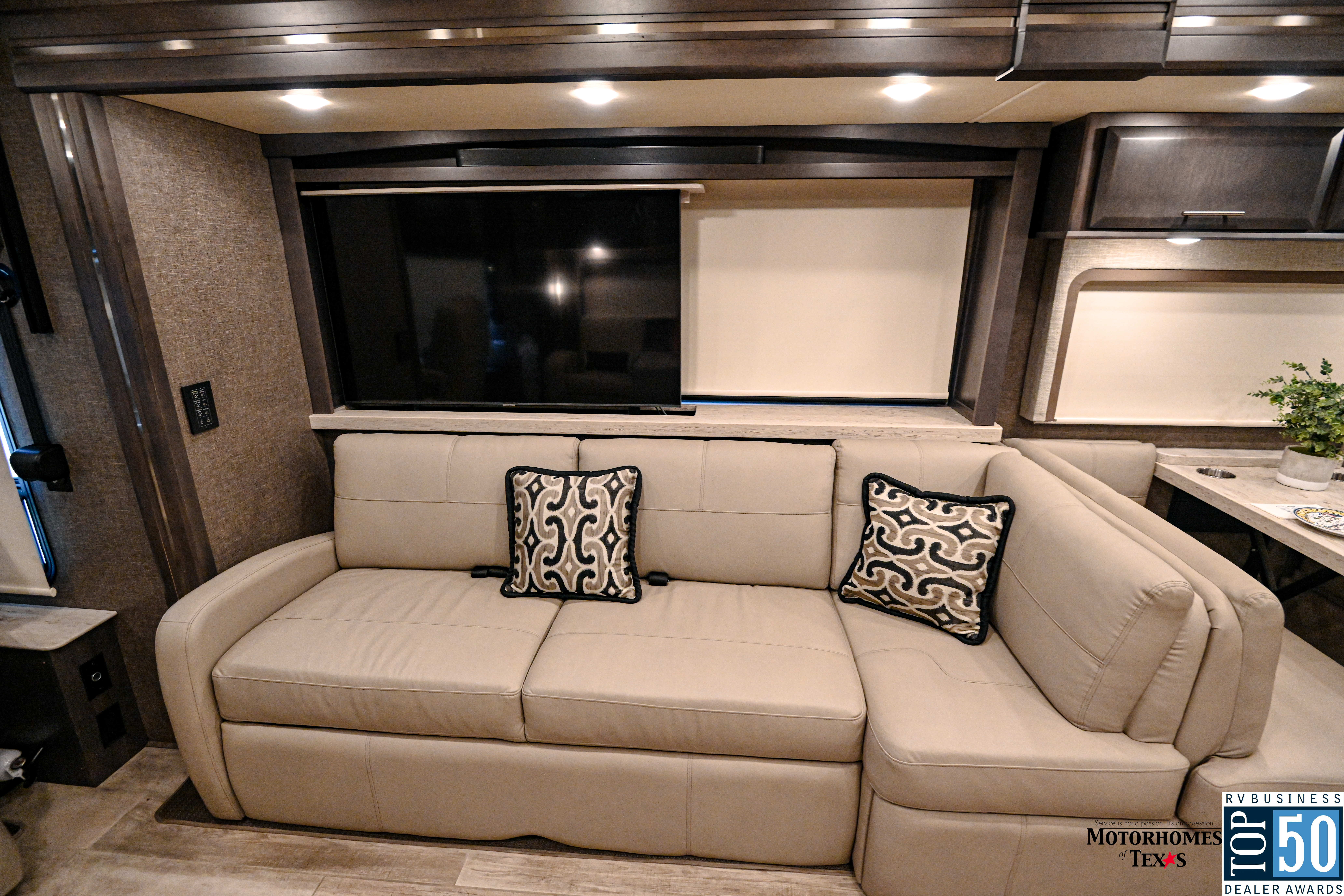 2022 Thor Motor Coach Venetian F42 - interior 4