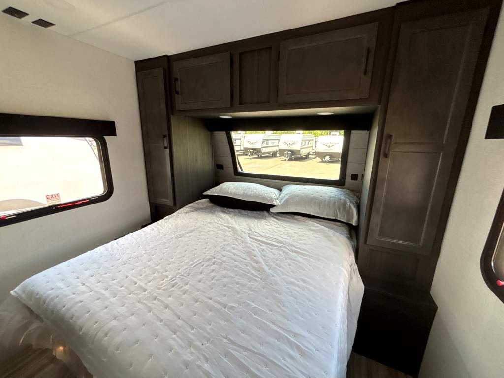 2026 VENTURE RV SPORTTREK 327VIK - Image 25