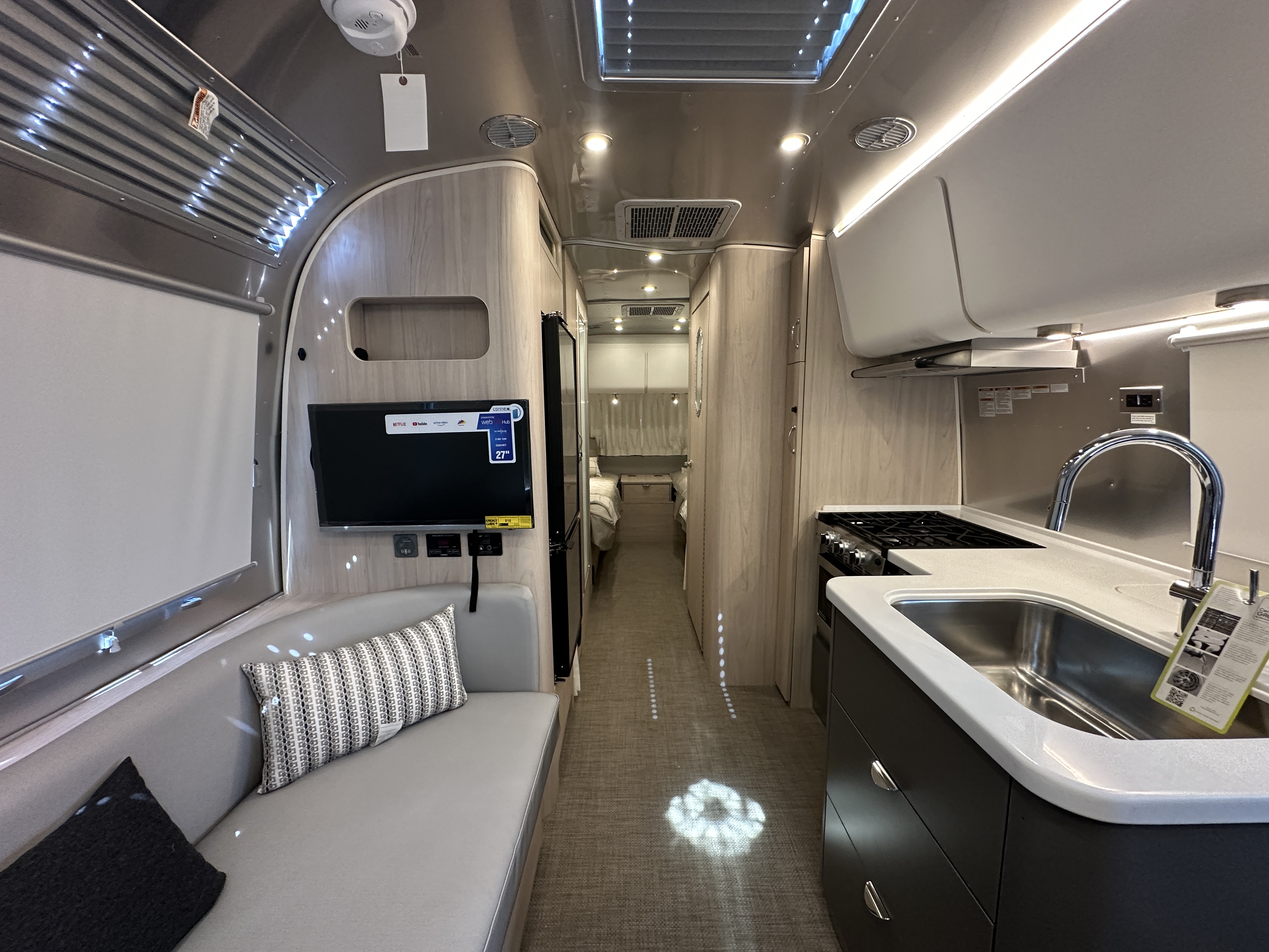 2027 Airstream Globetrotter 25FBT - Image 12