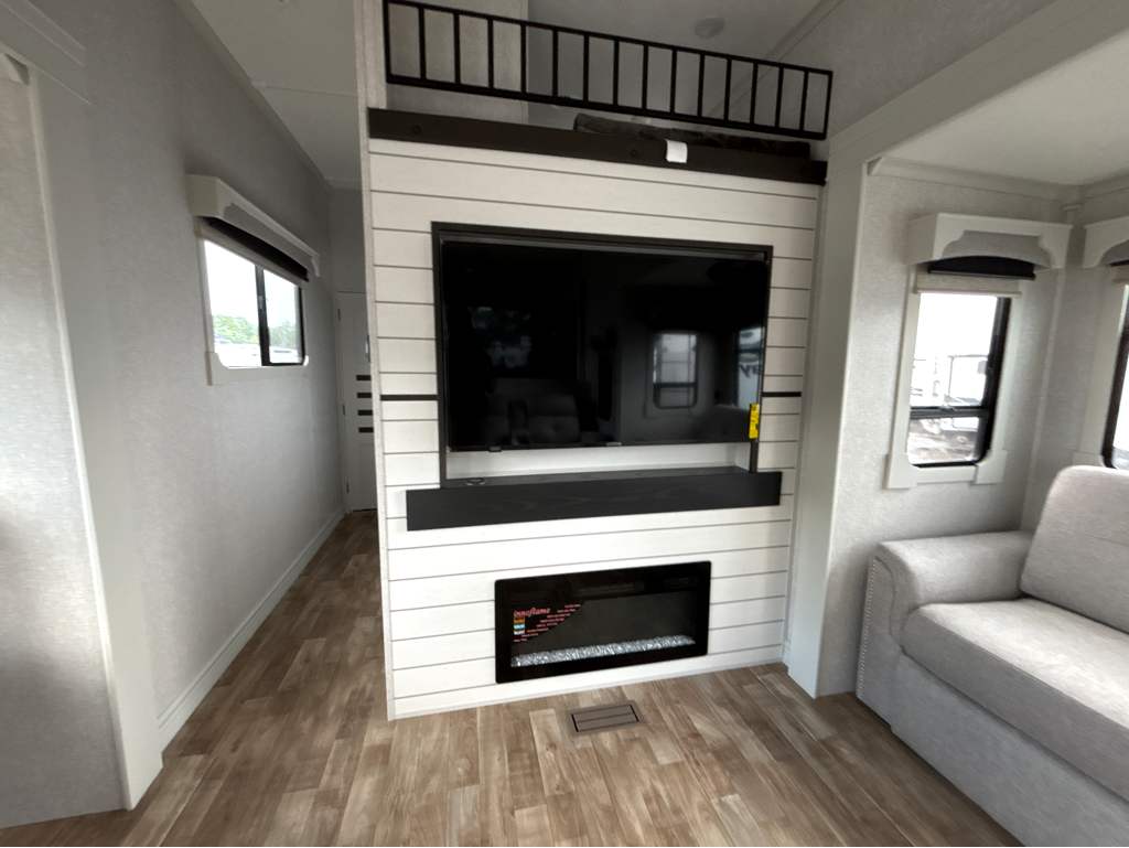 2025 CROSSROADS REDWOOD REGENCY 3881FKL - Image 10