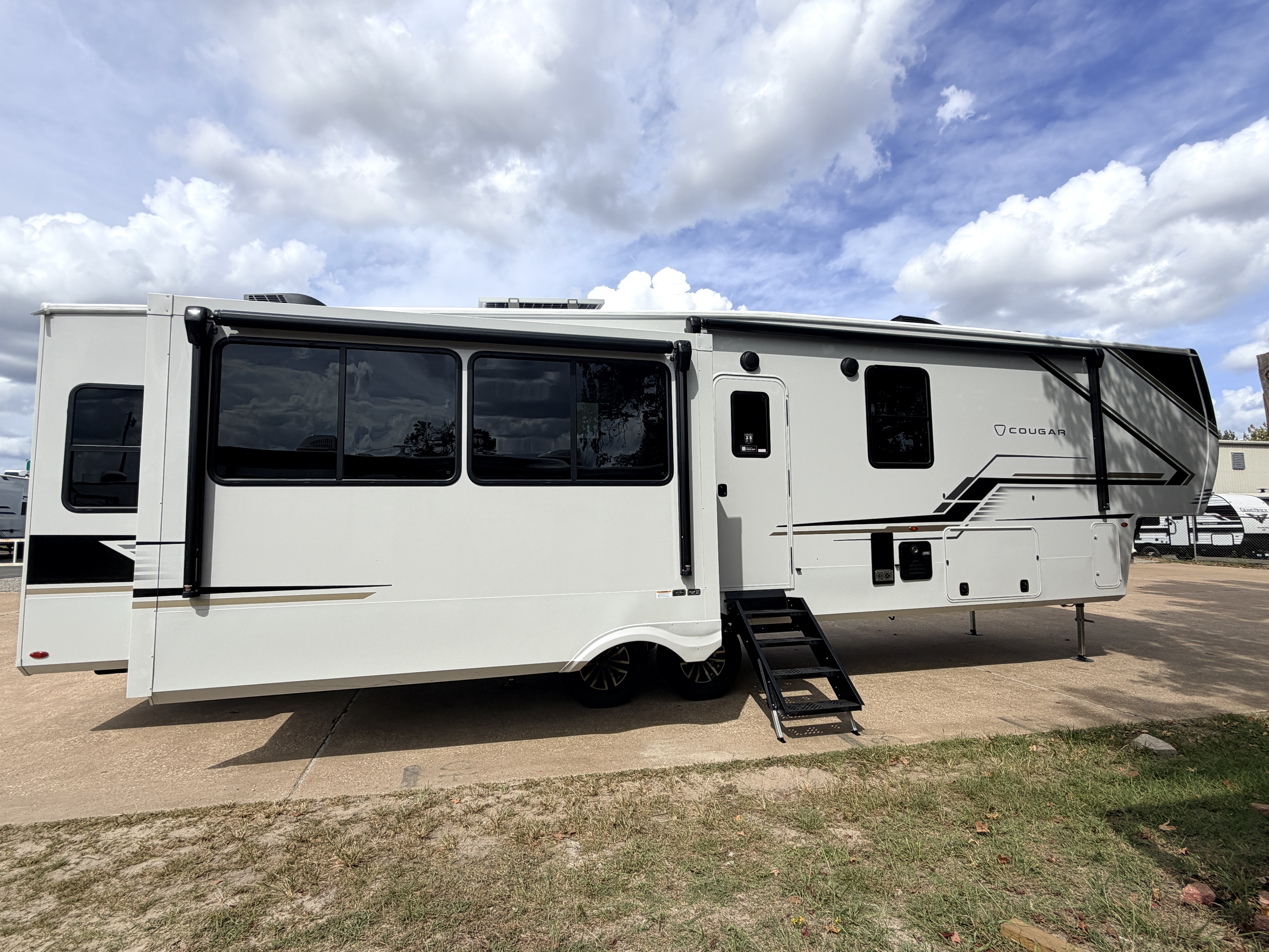 2027 Keystone Cougar 355FBS - Image 8