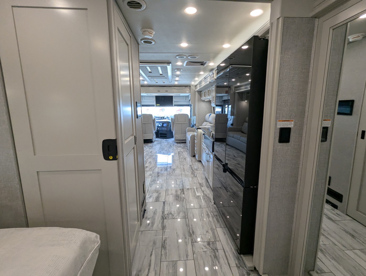 2026 Fleetwood Discovery LXE 40M - Image 43