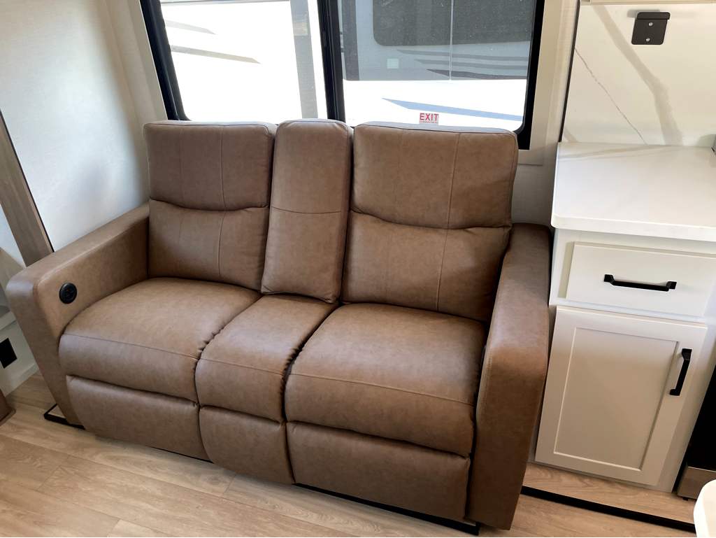 2027 VENTURE RV SPORTTREK 353VIK - Image 14