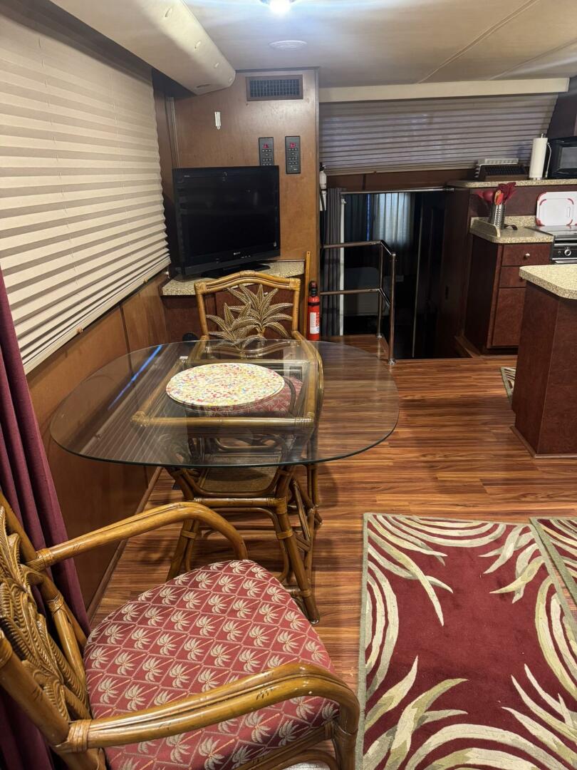 2006 Gibson 5500 Series - Image 11