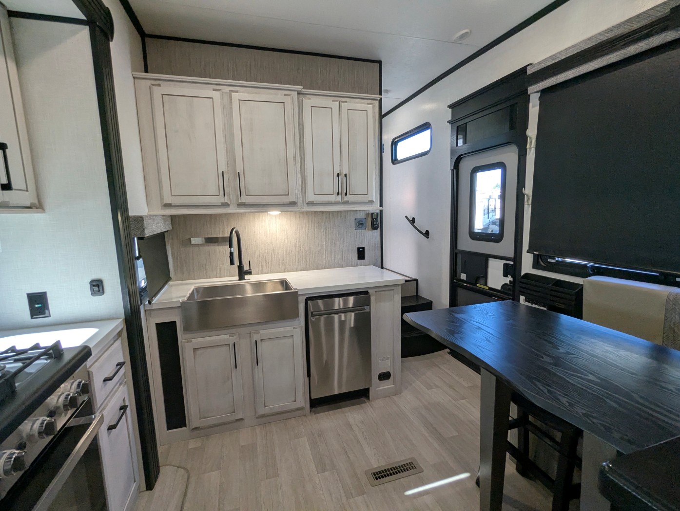 2023 KZ RV Durango Gold G360REQ - Image 31