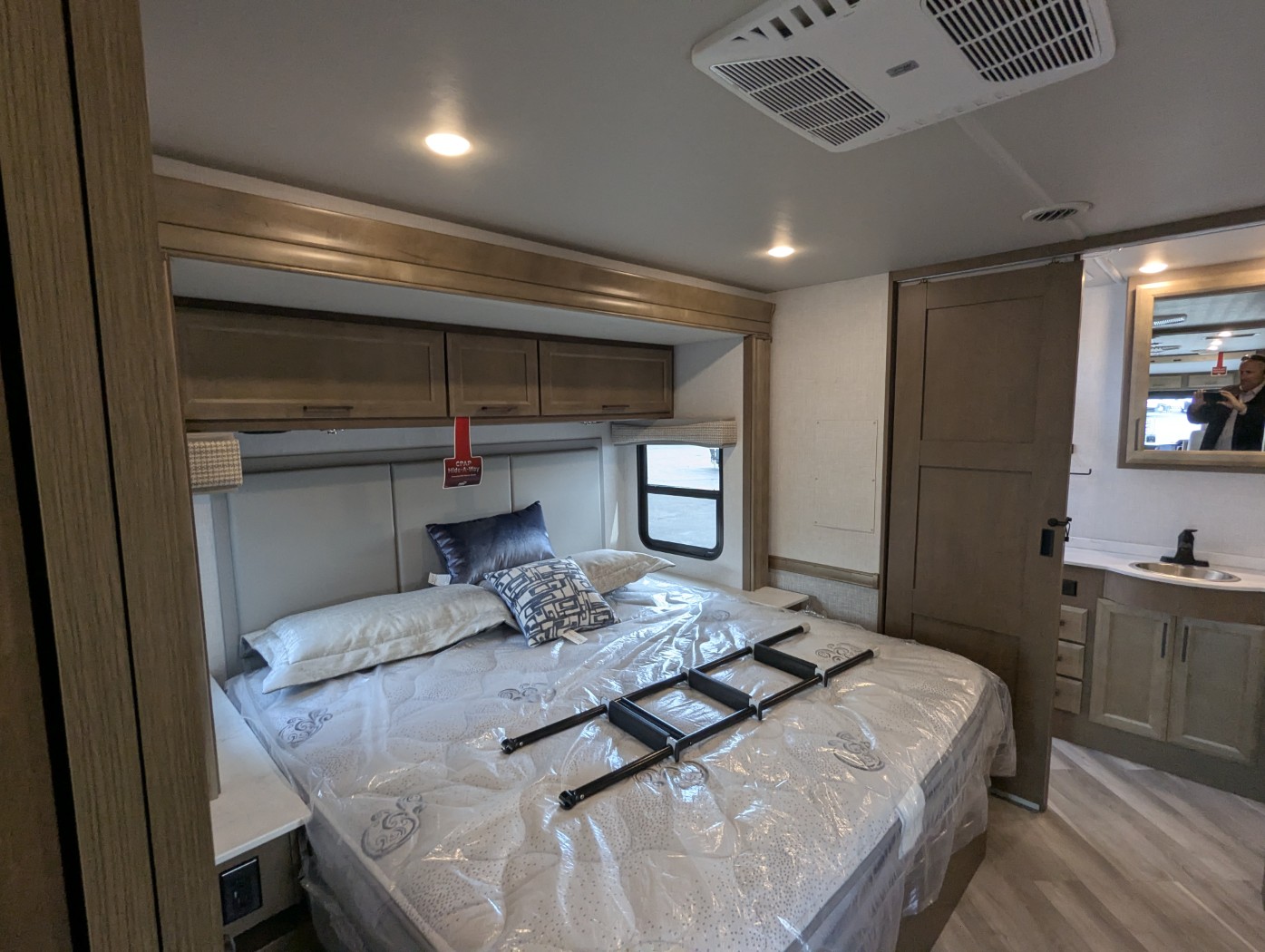 2026 Holiday Rambler Invicta 33HB - Image 23
