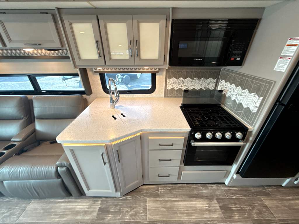 2022 Thor Motor Coach HURRICANE 34R - Image 18