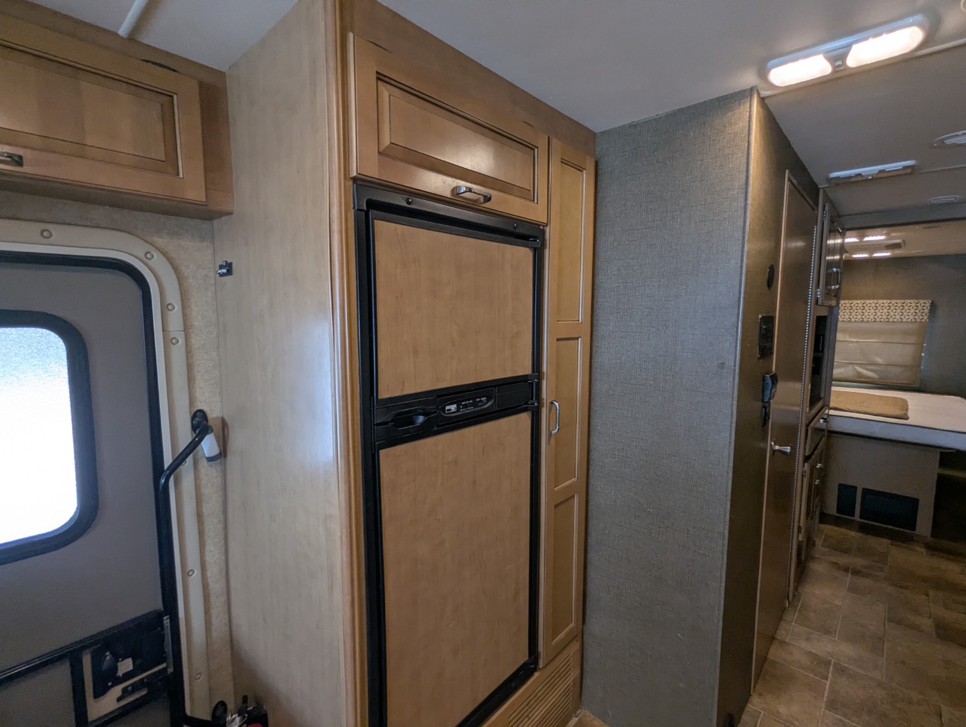 2016 Thor Motor Coach Hurricane 34J - Image 16