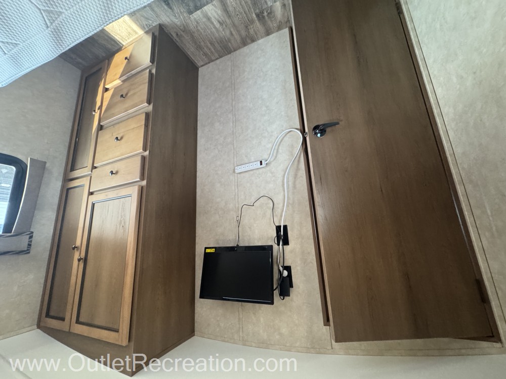 2015 Cruiser RV Shadow Cruiser S-288RKS - Image 15