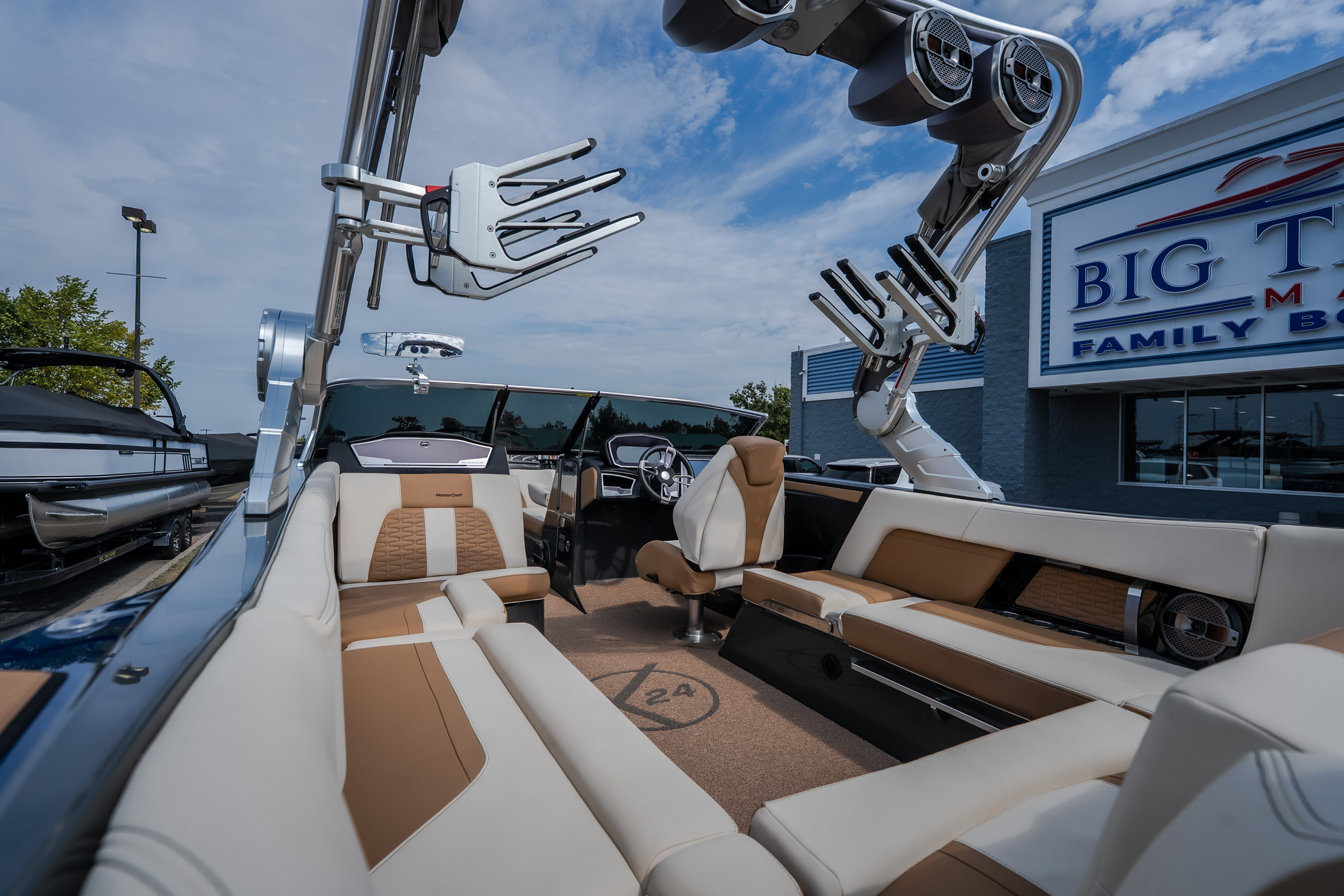 2021 MasterCraft X24 - Image 22