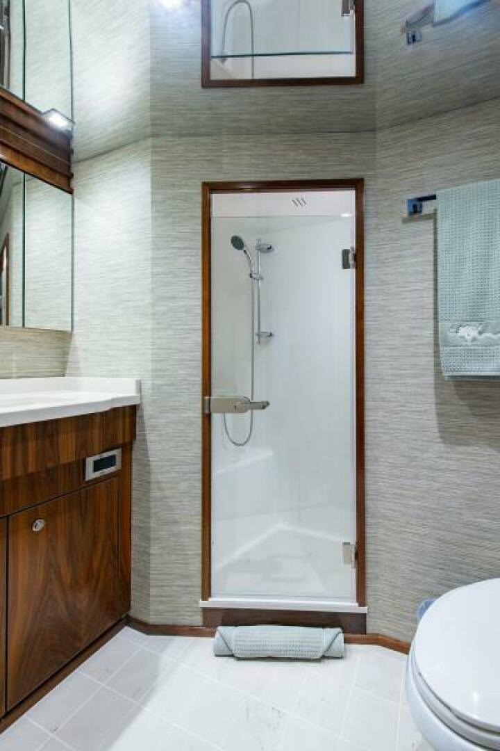 2018 Viking Enclosed Flybridge - Image 40