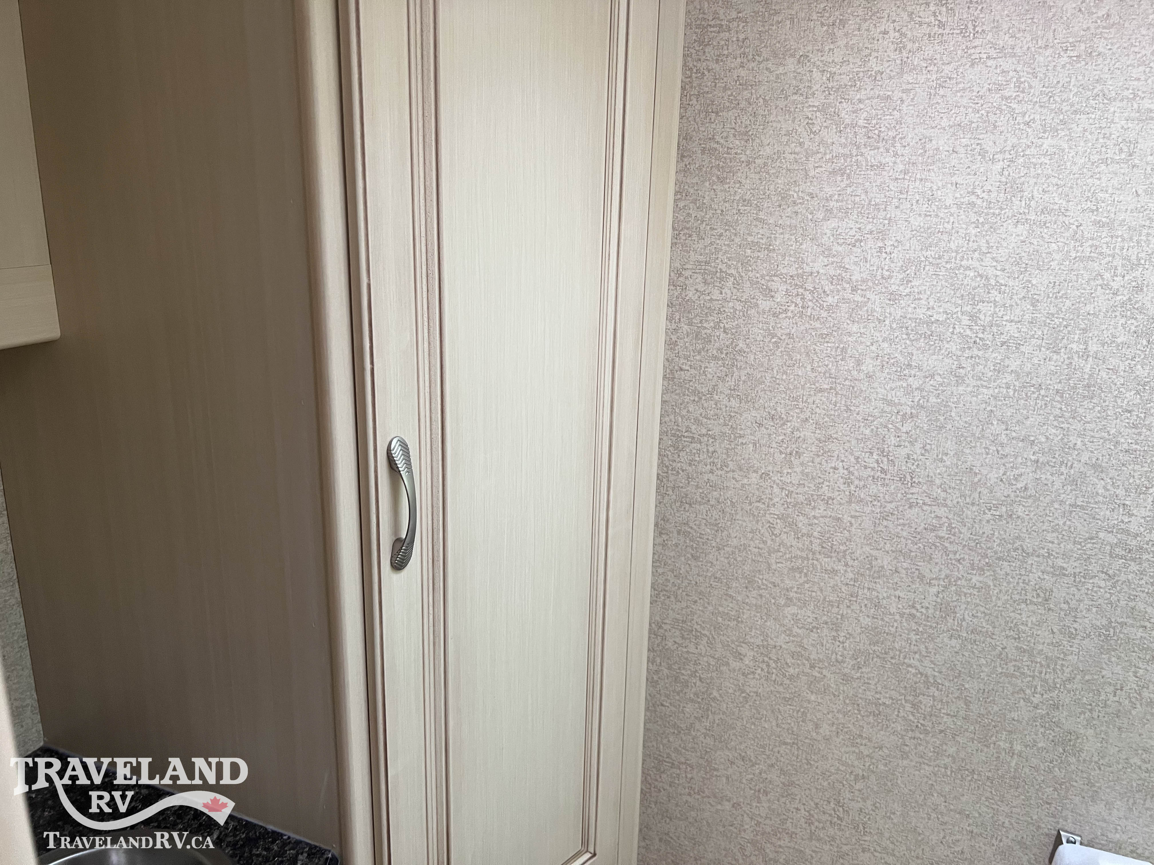 2016 Winnebago Micro Minnie 2106DS - Image 24