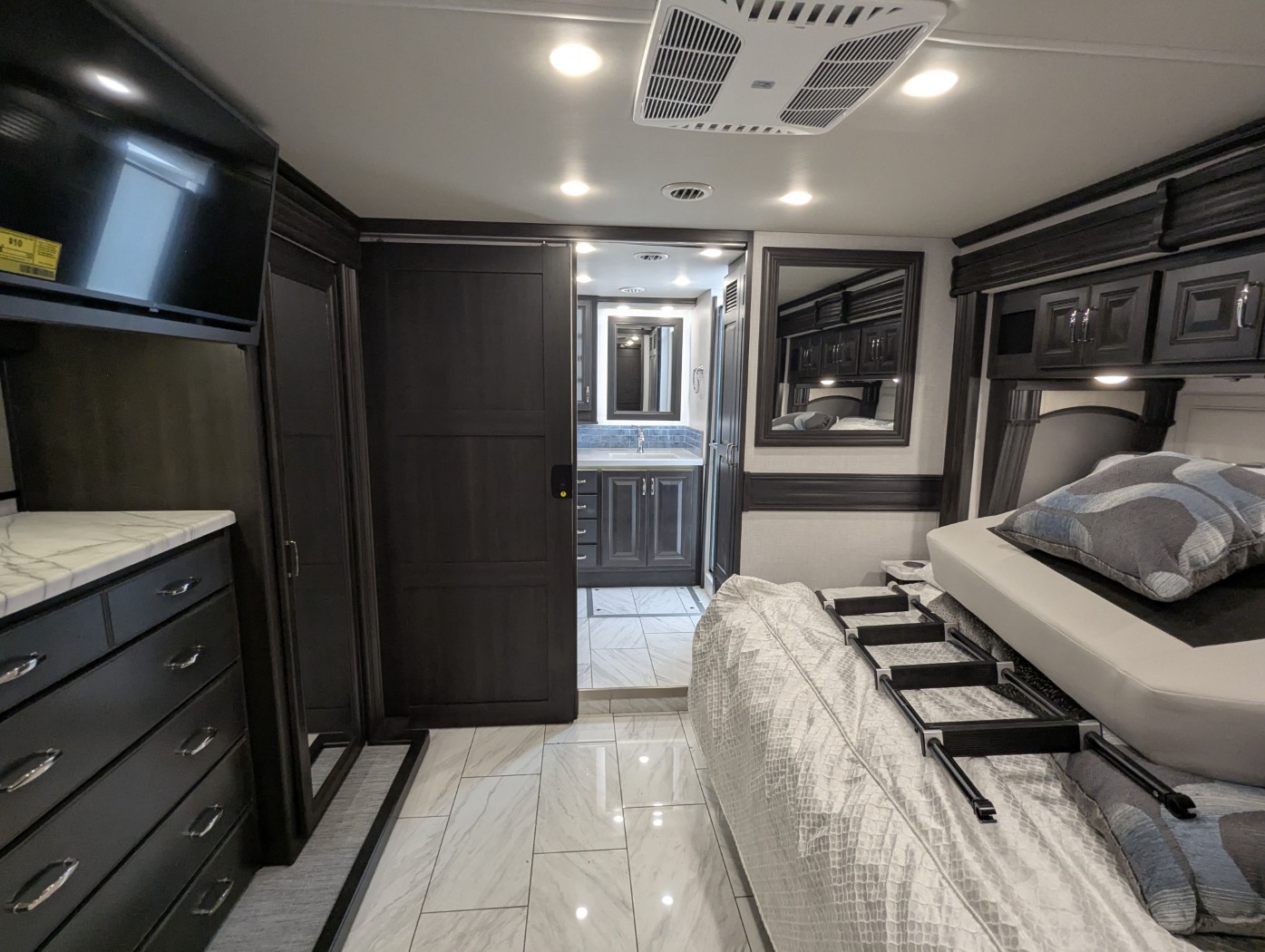 2026 Fleetwood Discovery 38W - Image 27